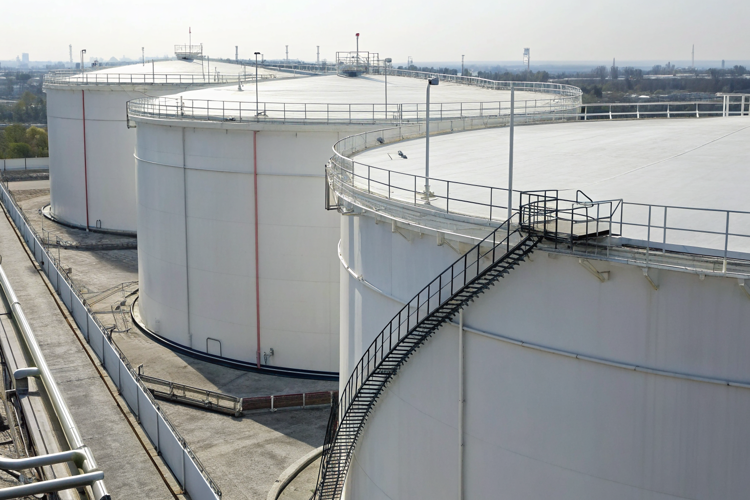 Double-walled tank system with outer shell as containment barrier.